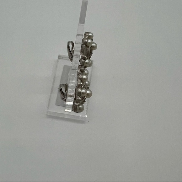 VINTAGE 1950’s TRIFARI LEAVES PEARL CLIP ON EARRINGS - Picture 4 of 4